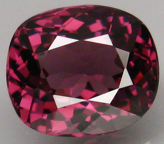 Чистейшая пурпурно-красная шпинель 1,45 карат
