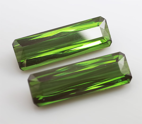 Пара ярко-зеленых турмалинов 4,41 карат