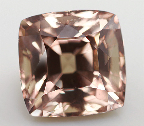 Чистейший гранат со сменой цвета 1,38 карат