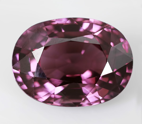 Чистейшая красновато-пурпурная шпинель 3,05 карат