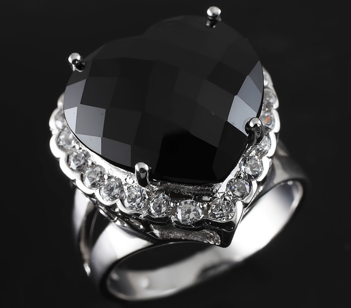 Серебряное кольцо c черной шпинелью