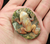 Камея-подвеска "Лягушка на листе кувшинки" из цельной яшмы 42 грамм 