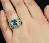 Стильное кольцо с голубым топазом