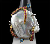 Серебряное кольцо c жемчугом Mabe, пурпурными сапфирами и голубыми топазами Серебро 925