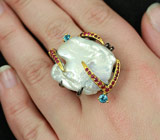 Серебряное кольцо c жемчугом Mabe, пурпурными сапфирами и голубыми топазами Серебро 925
