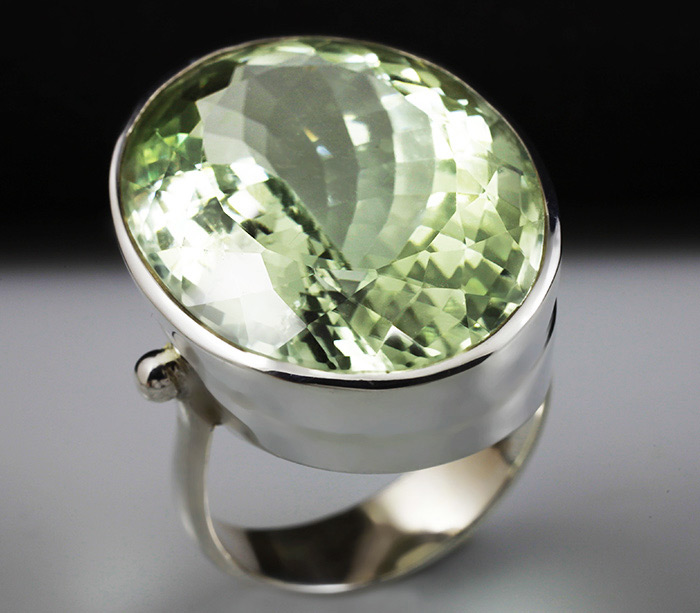 Серебряное кольцо с зеленым аметистом