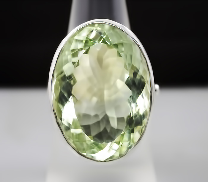 Серебряное кольцо с зеленым аметистом