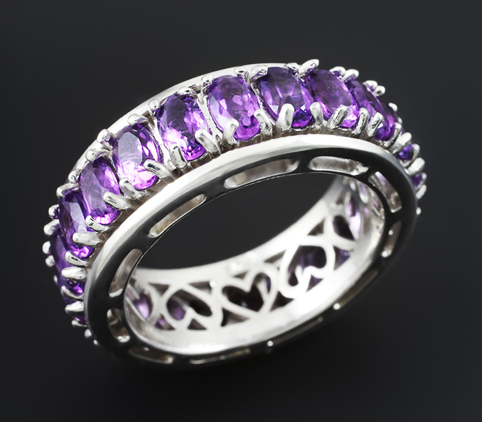 Стильное серебряное кольцо с аметистами