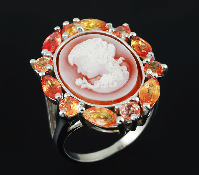 Серебряное кольцо с камеей и золотистыми сапфирами