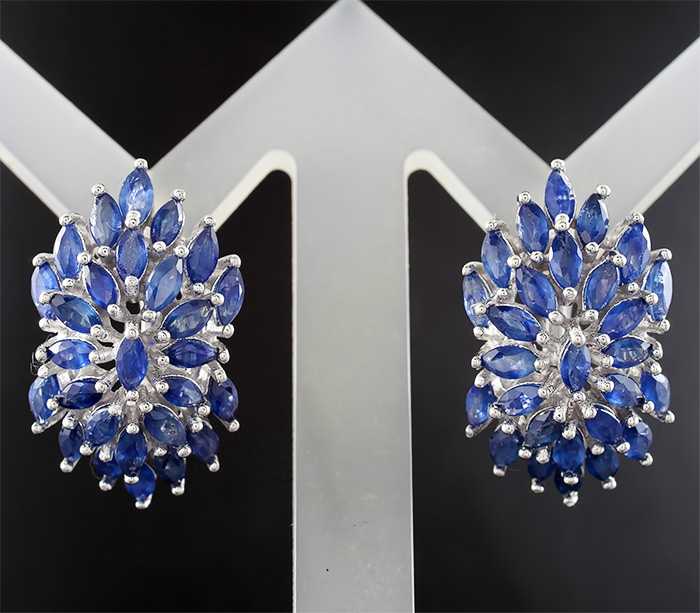 Великолепные серебряные серьги с синими сапфирами
