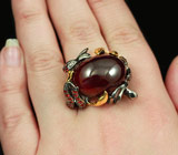 Серебряное кольцо c крупным рубином и красно-оранжевыми сапфирами Серебро 925
