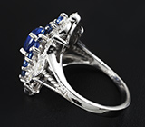 Серебряное кольцо с кабошоном кианита, синими сапфирами и бесцветными топазами Серебро 925