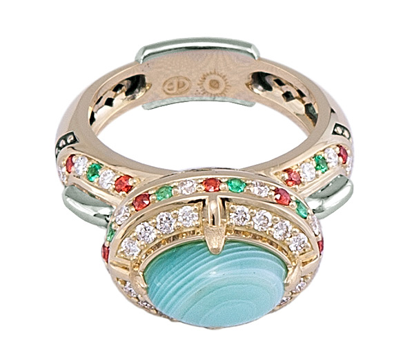 Золотое авторское кольцо с хризопразом, бриллиантами, изумрудами и оранжевыми сапфирами Золото