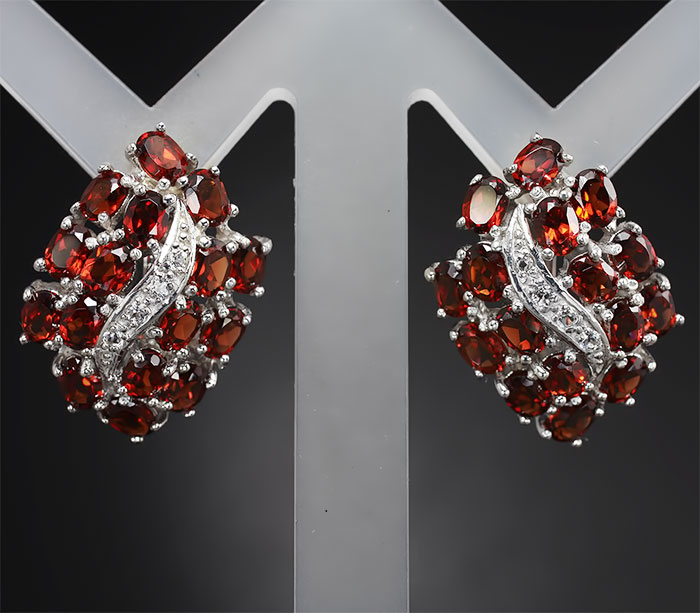 Замечательные серебряные серьги с гранатами и бесцветными топазами