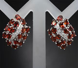 Замечательные серебряные серьги с гранатами и бесцветными топазами Серебро 925