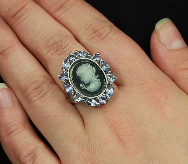 Серебряное кольцо с камеей и танзанитами купить в интернет магазине Серебряные линии по доступной цене