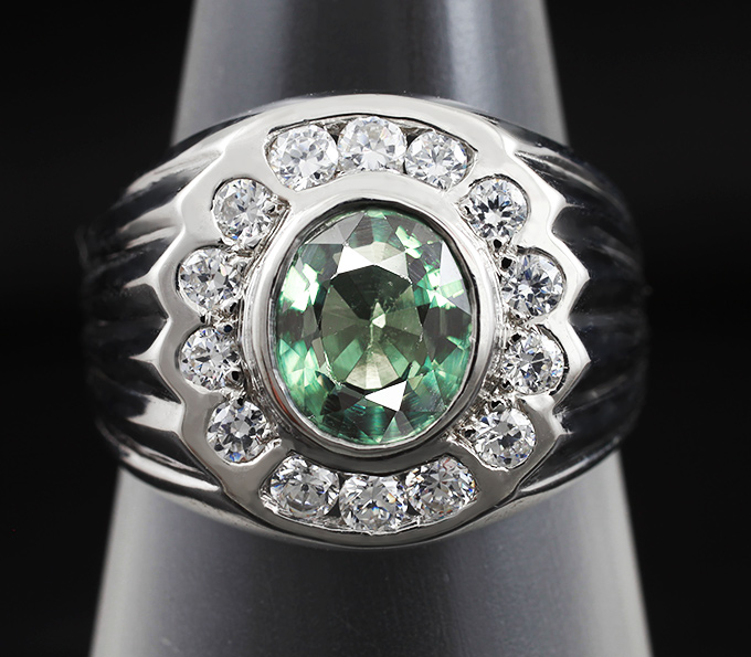 Стильное серебряное кольцо с превосходным зеленым сапфиром