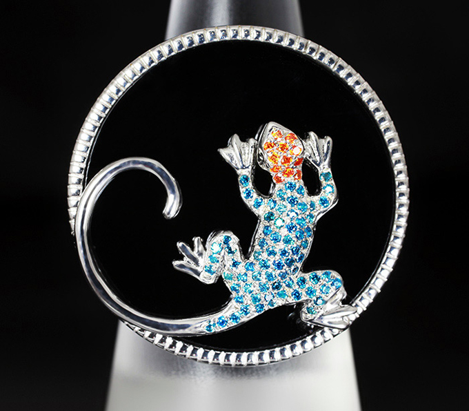 Скульптурное серебряное кольцо с черной шпинелью