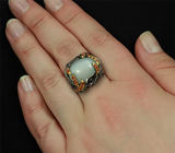 Серебряное кольцо c крупным кабошоном лунного камня и красно-оранжевыми сапфирами Серебро 925