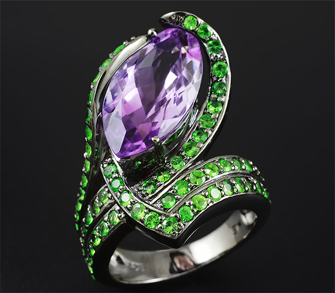 Серебряное кольцо с аметистом и цаворитами