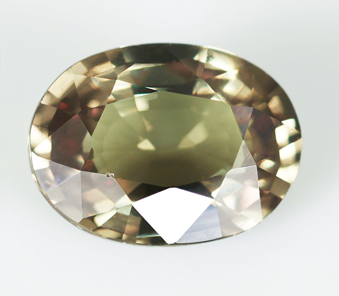 Чистейший гранат со сменой цвета 1,35 карат