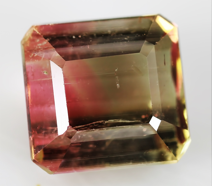 Полихромный турмалин 2,57 карат