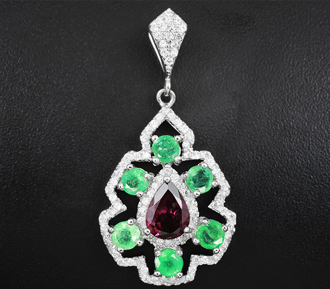 Оригинальный серебряный кулон с родолитом и изумрудами