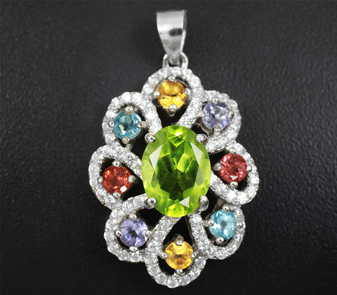 Праздничный серебряный кулон с самоцветами