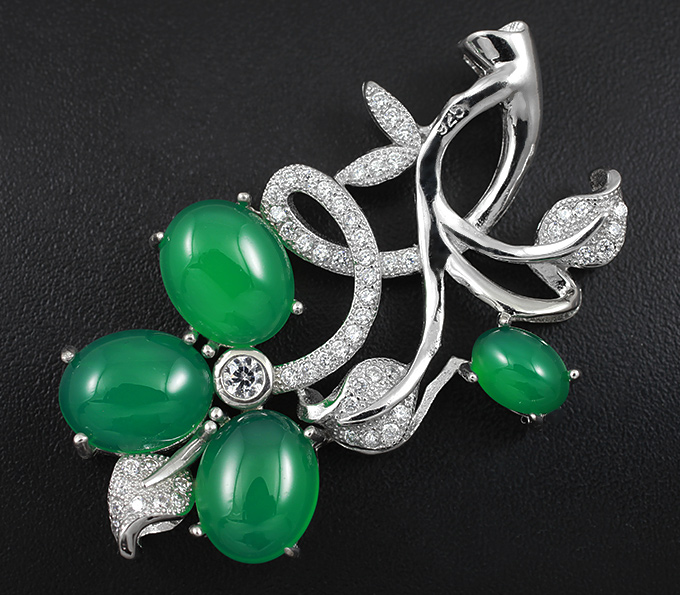 Изысканный серебряный кулон с зелеными агатами