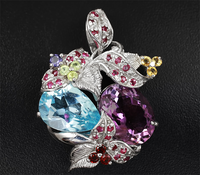 Серебряный кулон с самоцветами