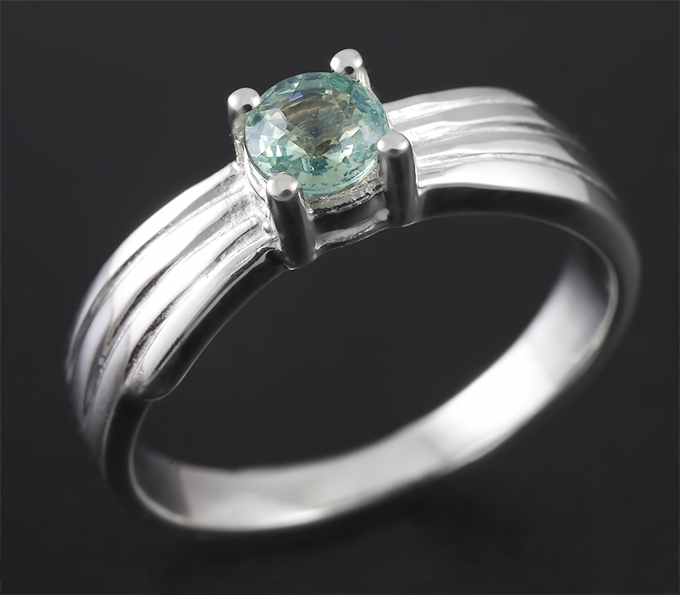Изящное серебряное кольцо с зеленым сапфиром