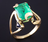Кольцо с уральским изумрудом, темно-синим сапфиром и бриллиантом Золото