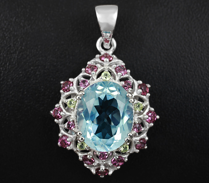 Замечательный серебряный кулон с голубым топазом и родолитами