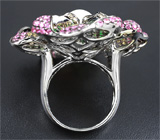 Массивное золотое кольцо-цветок с жемчужиной, бриллиантами «шампань», цаворитами и сапфирами