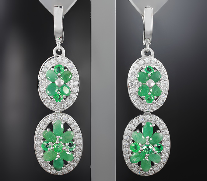 Замечательные серебряные серьги с изумрудами