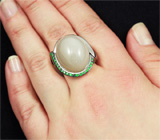 Серебряное кольцо с крупным кабошоном лунного камня и цаворитами Серебро 925