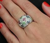 Эффектное серебряное кольцо с перидотами, пурпурным и синими сапфирами Серебро 925