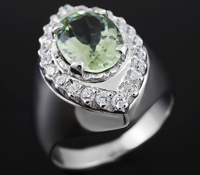 Стильное серебряное кольцо с зеленым аметистом
