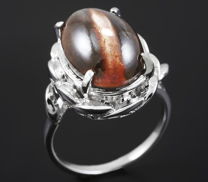 Серебряное кольцо со скаполитом с эффектом кошачьего глаза