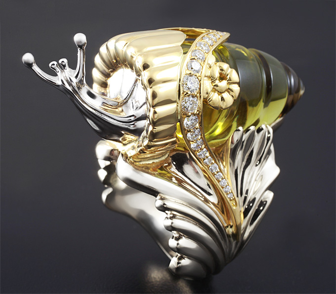 Эксклюзивное скульптурное кольцо «Улитка» с резным лимонным цитрином и бриллиантами