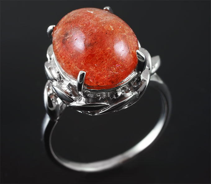 Элегантное серебряное кольцо с солнечным камнем