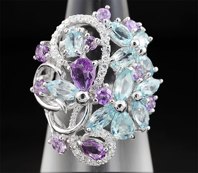 Изысканное серебряное кольцо с голубыми топазами и аметистами