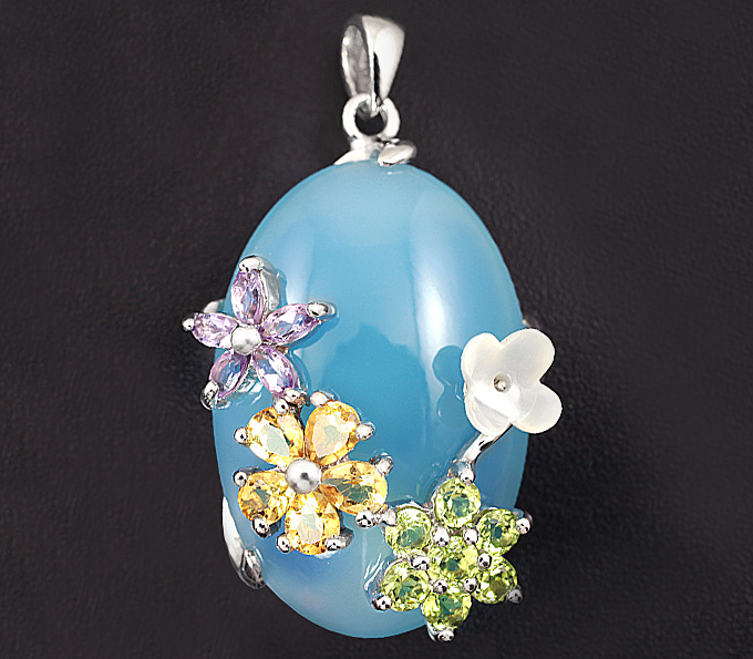 Серебряный кулон с голубым халцедоном, самоцветами и перламутром