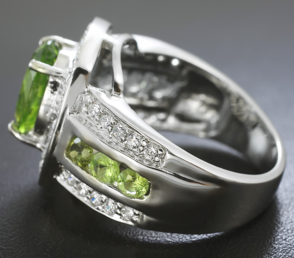 Стильное серебряное кольцо с перидотами Серебро 925