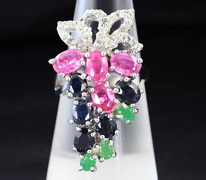 Оригинальное серебряное кольцо с изумрудами, сапфирами и бесцветными топазами