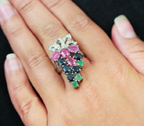 Оригинальное серебряное кольцо с изумрудами, сапфирами и бесцветными топазами Серебро 925