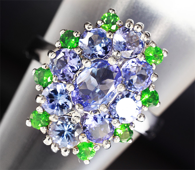 Серебряное кольцо с танзанитами и цаворитами