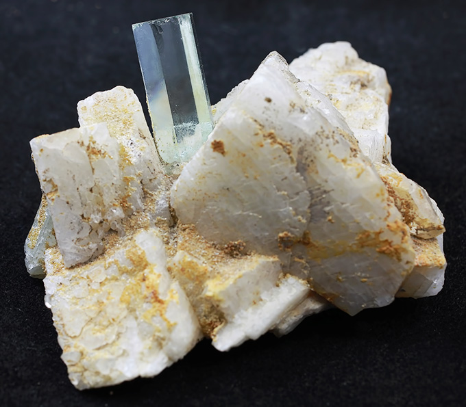 Кристалл аквамарина на породе 60 грамм