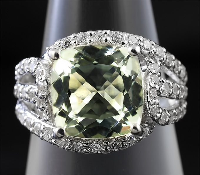 Серебряное кольцо с зеленым аметистом