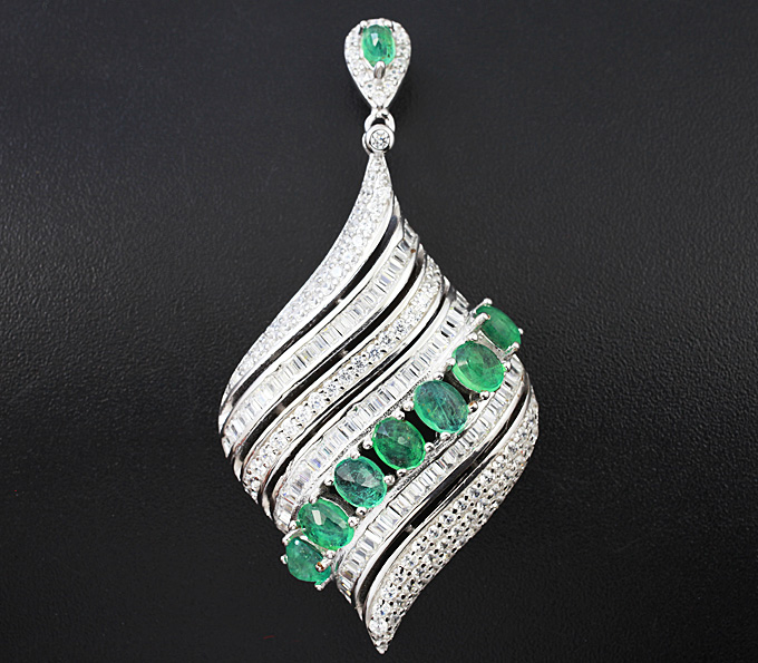 Роскошный серебряный кулон с изумрудами